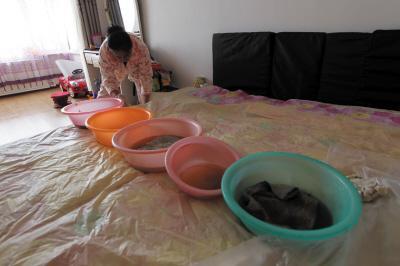 大关楼上漏水，住户失联，小区没物管，业主维权难！律师来支招……